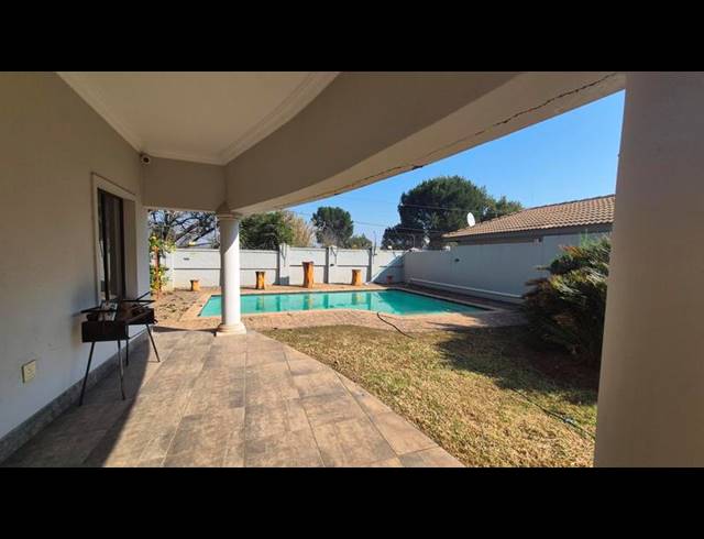 5 BEDROOM HOUSE FOR SALE IN RASLOUW